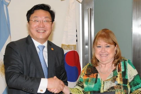 Ngoại trưởng nước chủ nhà Susana Malcorra (phải) và Bộ trưởng Thương mại, Công nghiệp và Năng lượng Hàn Quốc Joo Hyung-hwan.(Nguồn: Yonhap)