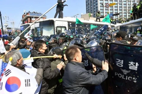 Người biểu tình ủng bộ bà Park Geun-hye đụng độ cảnh sát. (Nguồn: Reuters)