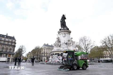 Máy vệ sinh làm sạch đường phố ở Paris. (Nguồn: AFP/TTXVN)