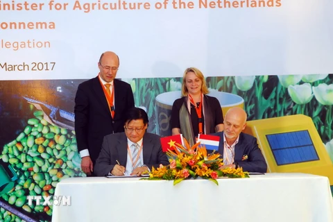 Lễ ký biên bản ghi nhớ hợp tác về nông nghiệp giữa Hà Lan và Việt Nam. (Ảnh: Mạnh Linh/TTXVN)