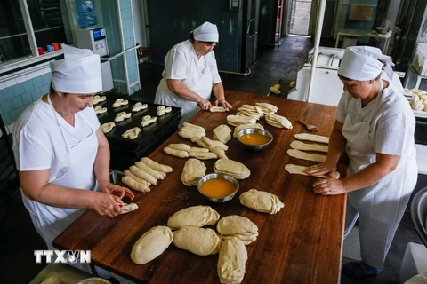 Một xưởng làm bánh ở thủ đô Kiev, Ukraine. (Nguồn: EPA/TTXVN)
