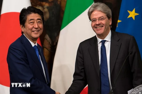 Thủ tướng Nhật Bản Shinzo Abe (trái) và người đồng cấp Italy Paolo Gentiloni. (Nguồn: EPA/TTXVN)