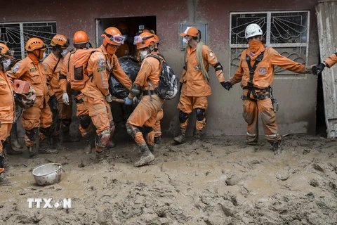 Lực lượng dân sự Colombia chuyển thi thể nạn nhân vụ sạt lở đất do mưa lớn tại Mocoa. (Nguồn: AFP/TTXVN)