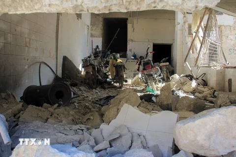 Bệnh viện thị trấn Khan Sheikhun bị hư hại sau cuộc tấn công bị tình nghi sử dụng vũ khí hóa học ngày 4/4. (Nguồn: AFP/TTXVN)