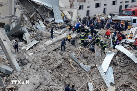 Cảnh sát và lực lượng cứu hộ Thổ Nhĩ Kỳ làm nhiệm vụ tại hiện trường vụ nổ ở Diyarbakir ngày 11/4. (Nguồn: AFP/TTXVN)