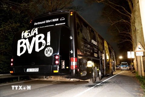 Xe buýt chở các cầu thủ câu lạc bộ Borussia Dortmund bị hư hại sau các vụ nổ ở Dortmund, ngày 11/4. (Nguồn: EPA/TTXVN)
