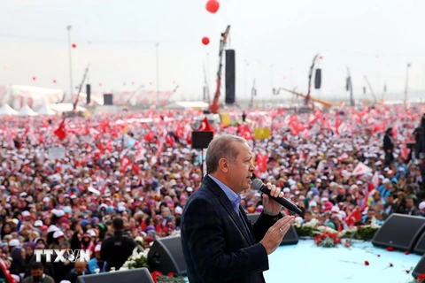 Tổng thống Thổ Nhĩ Kỳ Tayyip Erdogan phát biểu trước những người ủng hộ ở Istanbul ngày 8/4. (Nguồn: EPA/TTXVN)