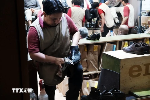 Nhân viên làm việc tại một cửa hàng giày ở trung tâm thương mại Rockefeller, thành phố New York, Mỹ. (Nguồn: AFP/TTXVN)