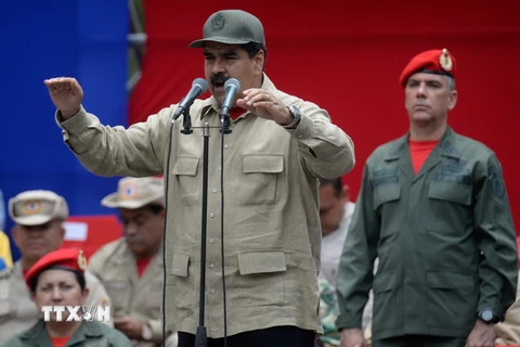 Tổng thống Venezuela Nicolás Maduro (giữa) đã kêu gọi lực lượng vũ trang và dân vệ đáp trả “cứng rắn” âm mưu đảo chính chống Chính phủ của phe đối lập.. (Nguồn: AFP/TTXVN)