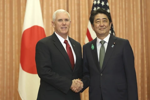 Thủ tướng Nhật Bản Shinzo Abe (phải) và Phó Tổng thống Mỹ Mike Pence (trái) tại cuộc gặp ở Tokyo, Nhật Bản ngày 18/4. (Nguồn: AFP/TTXVN)