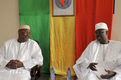 Tân Thủ tướng Mali Abdoulaye Idrissa Maiga (trái) và người tiền nhiệm Modibo Keita (phải) tại lễ chuyển giao quyền lực ở Bamako ngày 10/4. (Nguồn: AFP/TTXVN)