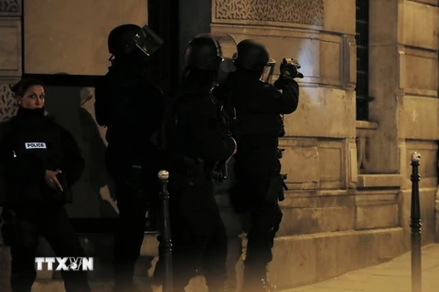 Cảnh sát phong tỏa hiện trường vụ nổ súng ở đại lộ Champs Elysees. (Nguồn: AFP/TTXVN)