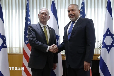 Bộ trưởng Quốc phòng Mỹ James Mattis (trái) và người đồng cấp Israel Avigdor Lieberman (phải) tại cuộc gặp ở Tel Aviv ngày 21/4. (Nguồn: AFP/TTXVN)