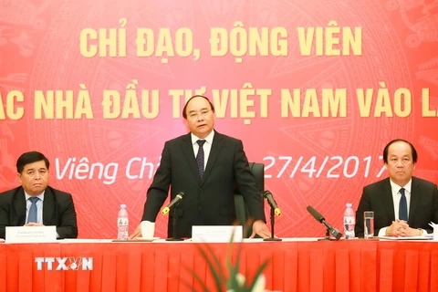 Thủ tướng Nguyễn Xuân Phúc phát biểu trong cuộc gặp các nhà đầu tư Việt Nam vào Lào. (Ảnh: Thống Nhất/TTXVN)