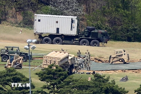 Các trang thiết bị cần thiết cho việc lắp đặt THAAD được vận chuyển tới Seongju, đông nam Hàn Quốc ngày 27/4. (Nguồn: Yonhap/TTXVN)