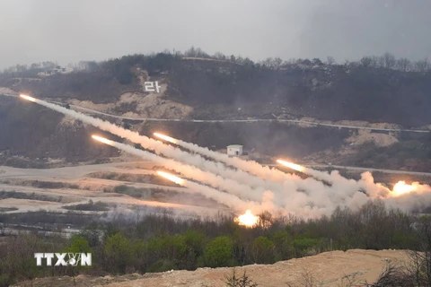 Hệ thống rocket đa nòng tham gia cuộc tập trận bắn đạn thật giữa quân đội Hàn Quốc và binh sĩ Mỹ ở Pocheon, cách thủ đô Seoul (Hàn Quốc) khoảng 65km về phía đông bắc ngày 26/4. (Nguồn: AFP/TTXVN)