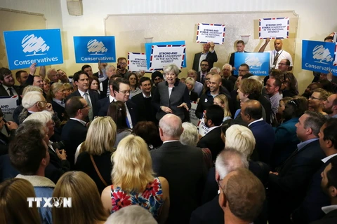 Thủ tướng Theresa May gặp gỡ những người ủng hộ tại Dudley, West Midlands. (Nguồn: AFP/TTXVN)