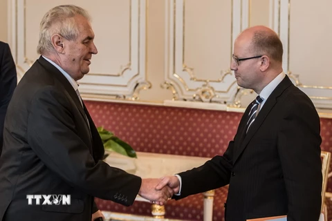 Tổng thống Milos Zeman (trái) và Thủ tướng Bohuslav Sobotka (phải) tại buổi tham vấn ở Praha ngày 4/5. (Nguồn: EPA/TTXVN)