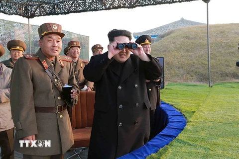 Nhà lãnh đạo Triều Tiên Kim Jong-un (giữa) thị sát cuộc tập trận của quân đội Triều Tiên tại một địa điểm bí mật trên lãnh thổ nước này. (Nguồn: EPA/TTXVN)