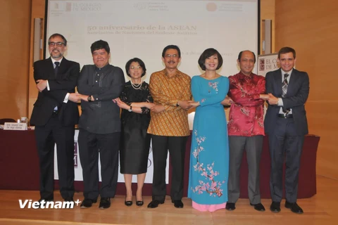 Đại sứ Lê Linh Lan và các đại sứ Malasia, Thái Lan, Indonesia và Philipines, cùng đại diện COLMEX chụp ảnh lưu niệm. (Ảnh: Việt Hùng/Vietnam+)