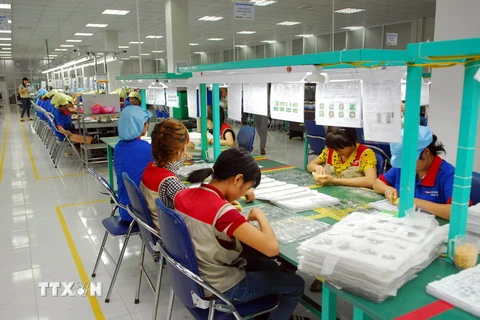 Sản xuất linh kiện điện tử tại công ty Trách nhiệm hữu hạn Bokwang Vina, 100% vốn Hàn Quốc tại Thái Nguyên. (Ảnh: Danh Lam/TTXVN)