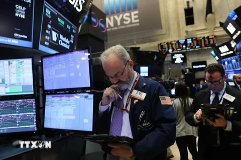 Các nhà giao dịch tại thị trường chứng khoán New York. (Nguồn: AFP/TTXVN)