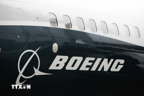 Logo của Tập đoàn Boeing trên máy bay Boeing 737 MAX 9 tại cuộc họp báo ở Renton, Washington (Mỹ). (Nguồn: AFP/TTXVN)