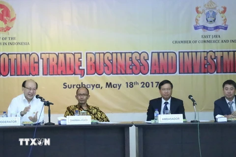 Đại sứ Hoàng Anh Tuấn và Trưởng cơ quan thương vụ Việt Nam tại Indonesia giải đáp những câu hỏi của đại diện các doanh nghiệp. (Ảnh: Đỗ Quyên/TTXVN)