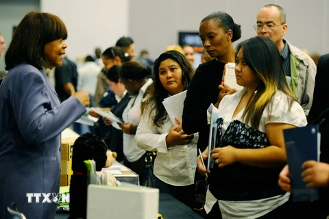 Tìm việc tại Hội chợ việc làm ở Los Angeles, California. (Nguồn: AFP/TTXVN)