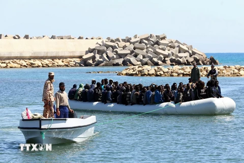 Những người di cư sau khi được Lực lượng bảo vệ bờ biển Libya giải cứu ở ngoài khơi thị trấn ven biển Guarabouli, cách thủ đô Tripoli khoảng 60km Libya ngày 18/5. (Nguồn: AFP/TTXVN)