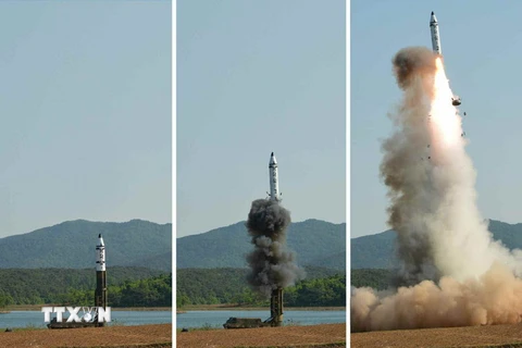 Tên lửa đạn đạo tầm trung mới Pukguksong-2 của Triều Tiên được phóng thử từ vùng Pukchang thuộc một tỉnh miền tây Triều Tiên ngày 21/5. (Nguồn: YONHAP/TTXVN)
