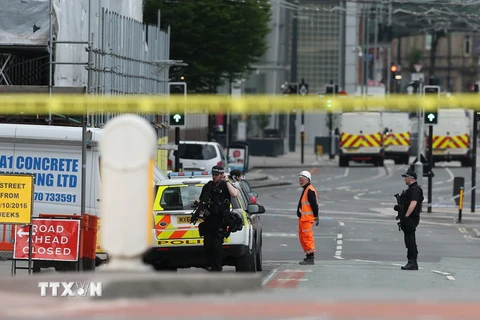 Cảnh sát phong tỏa hiện trường vụ nổ ở sân vận động Manchester để phục vụ công tác điều tra. (Nguồn: EPA/TTXVN)