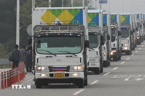 Đoàn xe chở hàng viện trợ nhân đạo tại trạm kiểm soát biên giới liên Triều ở thành phố Paju, tỉnh Gyeonggi năm 2014. (Nguồn: YONHAP/TTXVN)