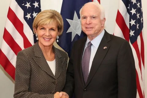 Thượng nghị sỹ John McCain và Ngoại trưởng Australia Julie Bishop. (Nguồn: watoday.com.au)