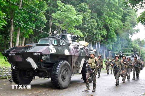 Binh sỹ Phillippines trong chiến dịch truy quét phiến quân ở thành phố Marawi ngày 24/5. (Nguồn: EPA/TTXVN)