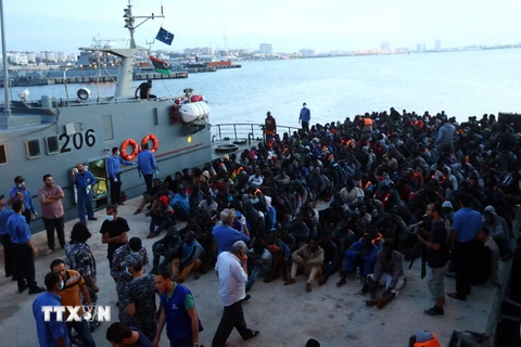Những người di cư bất hợp pháp được giải cứu và đưa tới một căn cứ hải quân ở Tripoli (Libya) ngày 26/5. (Nguồn: AFP/TTXVN)