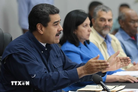 Tổng thống Venezuela Nicolás Maduro (trái) tại cuộc họp Hội đồng Bộ trưởng ở Caracas ngày 16/5. (Nguồn: EPA/TTXVN)