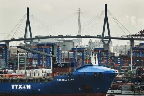 Cảng hàng hóa ở Hamburg, Đức. (EPA/TTXVN)