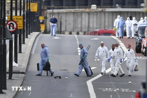  Nhân viên an ninh điều tra tại hiện trường vụ tấn công ở Cầu London. (Nguồn: THX/TTXVN)
