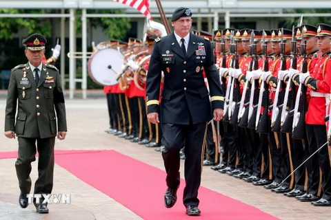 Tướng Robert Brown (phải) duyệt đội danh dự Thái Lan. (Nguồn: Reuters)