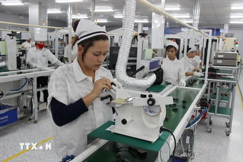 Sản xuất phụ kiện điện thoại di động tại Công ty RFTECH (100% vốn Hàn Quốc) Thái Nguyên. (Ảnh: Hoàng Nguyên/TTXVN)