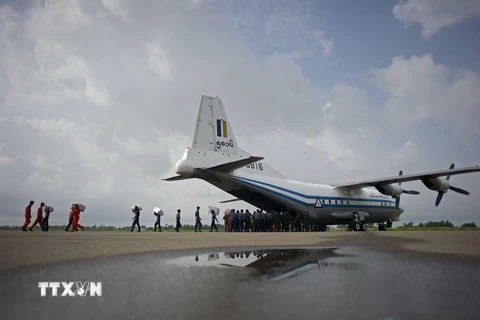 Máy bay vận tải Shaanxi Y-8 của quân đội Myanmar cùng loại với chiếc máy bay mất tích trên đậu tại sân bay Sittwe, bang Rakhine ngày 5/8/2015. (Nguồn: AFP/TTXVN)