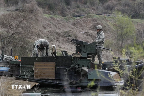Binh sỹ Mỹ và Hàn Quốc trong cuộc tập trận tại Paju, Gyeonggi-do, Hàn Quốc ngày 14/4. (Nguồn: EPA/TTXVN)