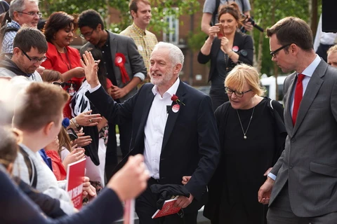  Chủ tịch Công đảng Jeremy Corbyn (giữa) trong cuộc vận động tranh cử ở Watford ngày 7/6. (Nguồn: AFP/TTXVN)