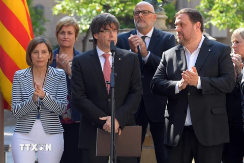 Thủ hiến Catalonia Carles Puigdemont (giữa) tại cuộc họp báo ở Barcelona ngày 9/6. (Nguồn: AFP/TTXVN)