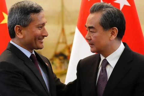 Ngoại trưởng Trung Quốc (phải) và người đồng cấp Singapore. (Nguồn: AP)