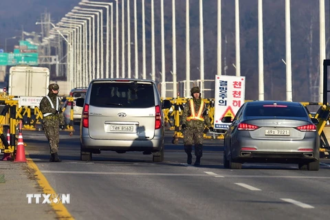 Binh sỹ Hàn Quốc tại trạm kiểm soát trên tuyến đường dẫn tới khu công nghiệp Kaesong ở thành phố biên giới Paju. (nguồn: AFP/TTXVN)