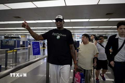 Cựu ngôi sao bóng rổ Mỹ Dennis Rodman chuẩn bị làm thủ tục lên máy bay tới Triều Tiên tại sân bay quốc tế Bắc Kinh, Trung Quốc ngày 13/6. (Nguồn: AFP/TTXVN)