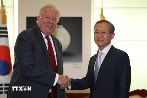 Thứ trưởng Ngoại giao Hàn Quốc Lim Sung-nam (phải) và Thứ trưởng Ngoại giao Mỹ Thomas Shannon trong cuộc gặp tại Seoul ngày 14/6. (Nguồn: Yonhap/TTXVN)