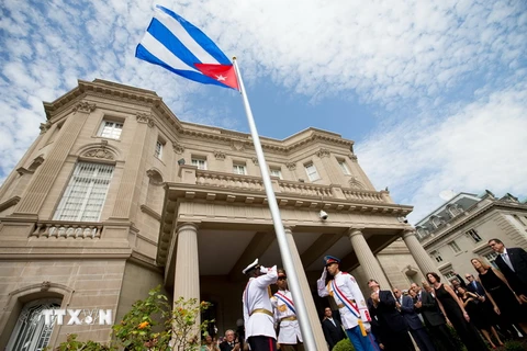 Ngoại trưởng Cuba Bruno Rodriguez (thứ tư, trái) và các quan chức tại Lễ thượng cờ Cuba trước Đại sứ quán Cuba ở thủ đô Washington (Mỹ) ngày 20/7/2015. (Nguồn: AFP/TTXVN)